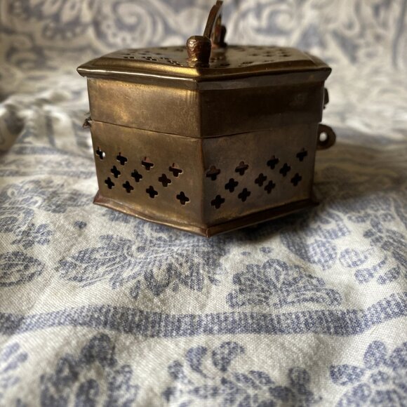 Vintage Brass Cricket Box with Cutouts Trinket matchbook case - Picture 11 of 14